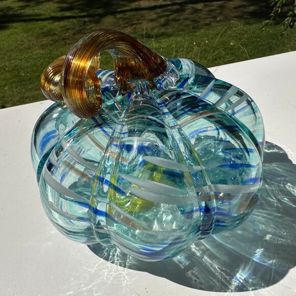 #5261 CLEAR W/ BLUE & WHITE SWIRL PATTERN GLASS PUMPKIN - Picture 6 of 11